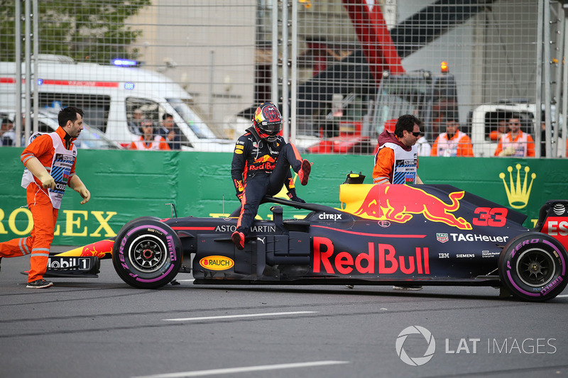 El coche accidentado de Max Verstappen, Red Bull Racing RB14
