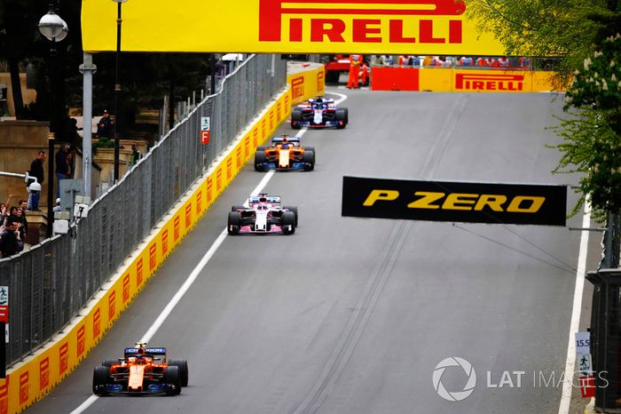 Stoffel Vandoorne, McLaren MCL33 Renault, Sergio Perez, Force India VJM11 Mercedes, y Fernando Alonso, McLaren MCL33 Renault