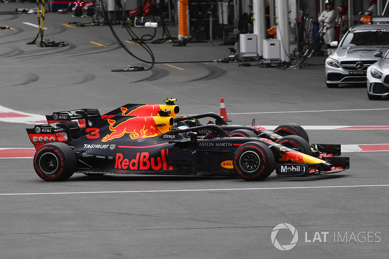 Daniel Ricciardo, Red Bull Racing RB14 ve Max Verstappen, Red Bull Racing RB14 pozisyon mücadelesi