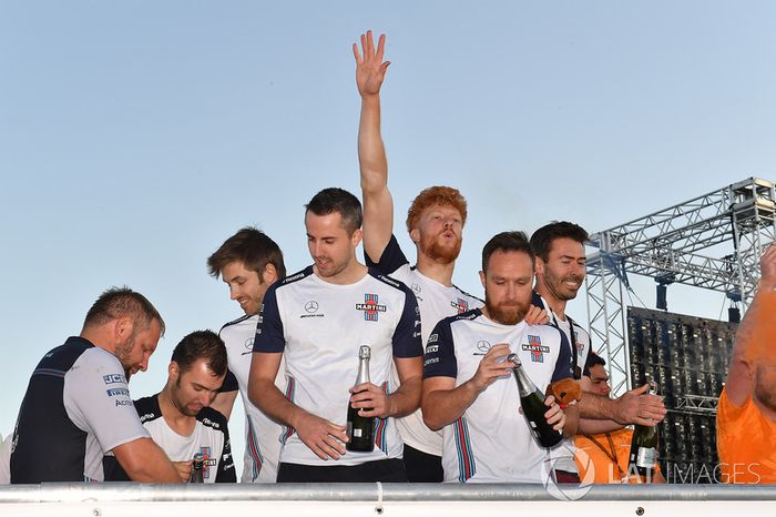 Williams celebra su triunfo en la carrera de balsas
