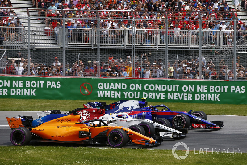 Fernando Alonso, McLaren MCL33, battles with Marcus Ericsson, Sauber C37 and Pierre Gasly, Toro Ross