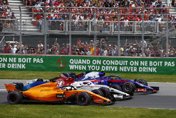Fernando Alonso, McLaren MCL33, met Marcus Ericsson, Sauber C37 en Pierre Gasly, Toro Rosso STR13
