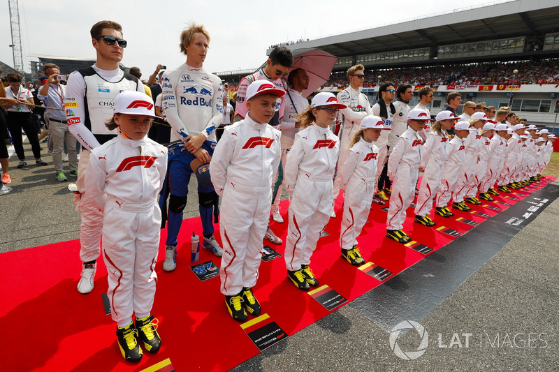 Rijders met de grid kids, Stoffel Vandoorne, McLaren, Brendon Hartley, Toro Rosso, Esteban Ocon, Force India, Lewis Hamilton, Mercedes AMG F1, Sergey Sirotkin, Williams, Sergio Perez, Force India, Carlos Sainz Jr, Renault Sport F1 Team, Romain Grosjean, Haas F1 Team, Max Verstappen, Red Bull Racing, en Valtteri Bottas, Mercedes AMG F1