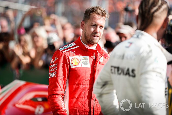 Sebastian Vettel, Ferrari y Lewis Hamilton, Mercedes AMG F1 en arc fermé