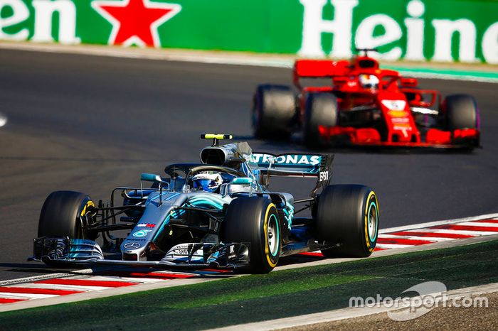 Valtteri Bottas, Mercedes AMG F1 W09, y Sebastian Vettel, Ferrari SF71H
