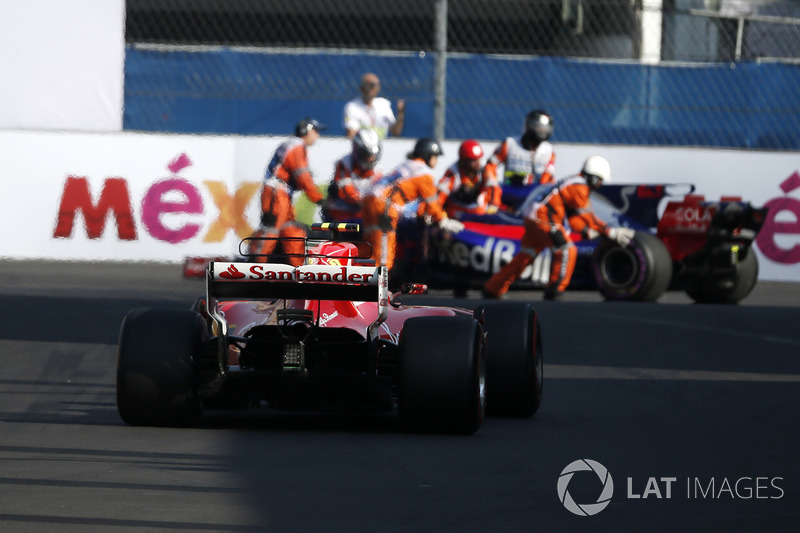 Kimi Raikkonen, Ferrari SF70H passes the stopped car of Pierre Gasly, Scuderia Toro Rosso STR12 in FP3