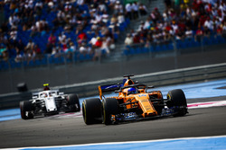 Фернандо Алонсо, McLaren MCL33, попереду Шарля Леклера, Sauber C37