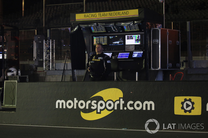 Logo de Motorsport.com en el pitlane