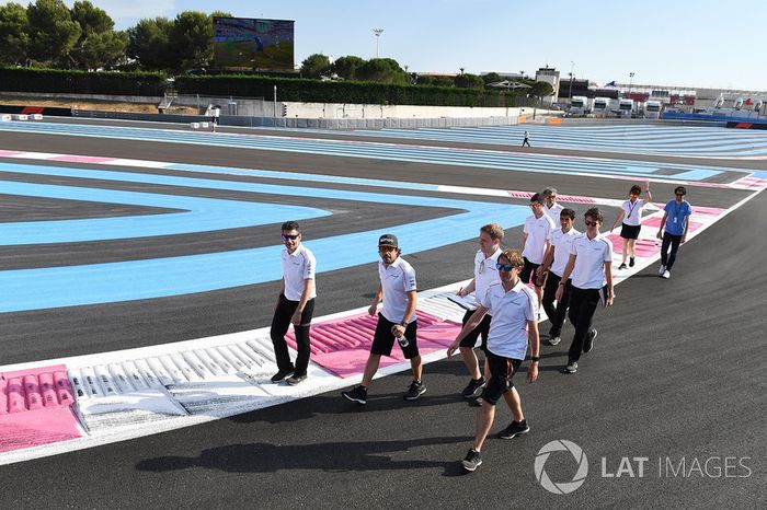Fernando Alonso, McLaren caminando por el circuito