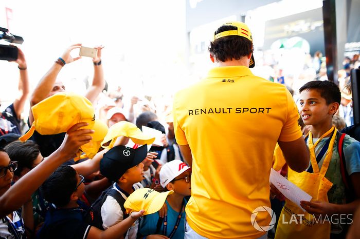 Carlos Sainz Jr., Renault Sport F1 Team, firma autógrafos a los fans