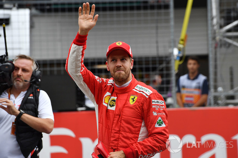 Il terzo qualificato Sebastian Vettel, Ferrari festeggia nel parco chiuso