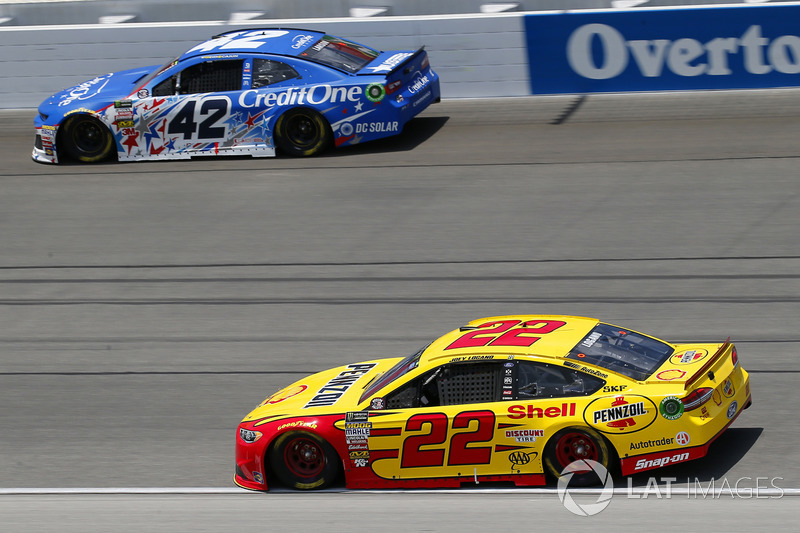 Kyle Larson, Chip Ganassi Racing, Chevrolet Camaro Credit One Bank and Joey Logano, Team Penske, Ford Fusion Shell Pennzoil