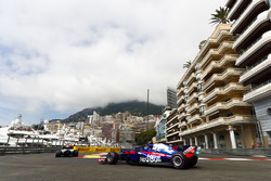 Pierre Gasly, Toro Rosso STR13, derrière une Williams dans la chicane