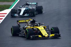 Nico Hulkenberg, Renault Sport F1 Team RS18, Valtteri Bottas, Mercedes-AMG F1 W09