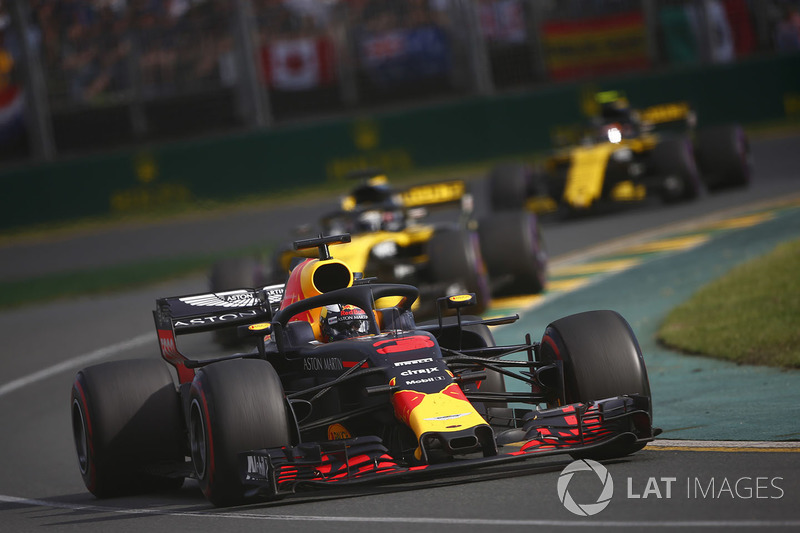 Daniel Ricciardo, Red Bull Racing RB14 Tag Heuer, leads Nico Hulkenberg, Renault Sport F1 Team R.S.