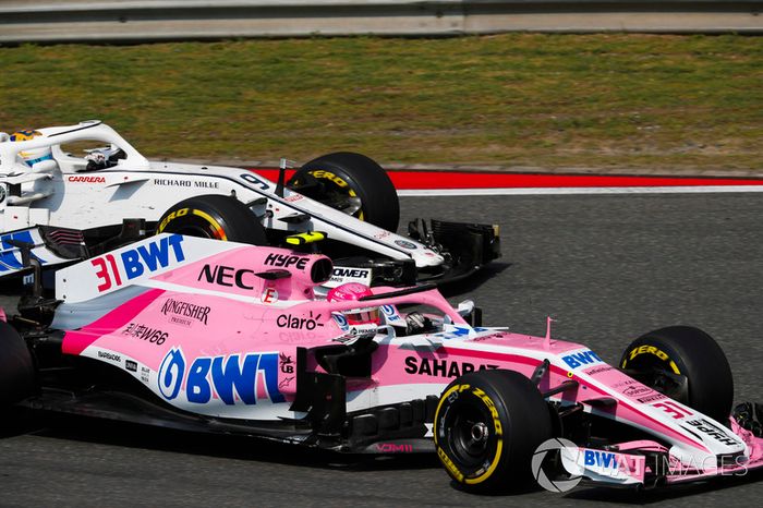 Esteban Ocon, Force India VJM11 Mercedes, Marcus Ericsson, Sauber C37 Ferrari