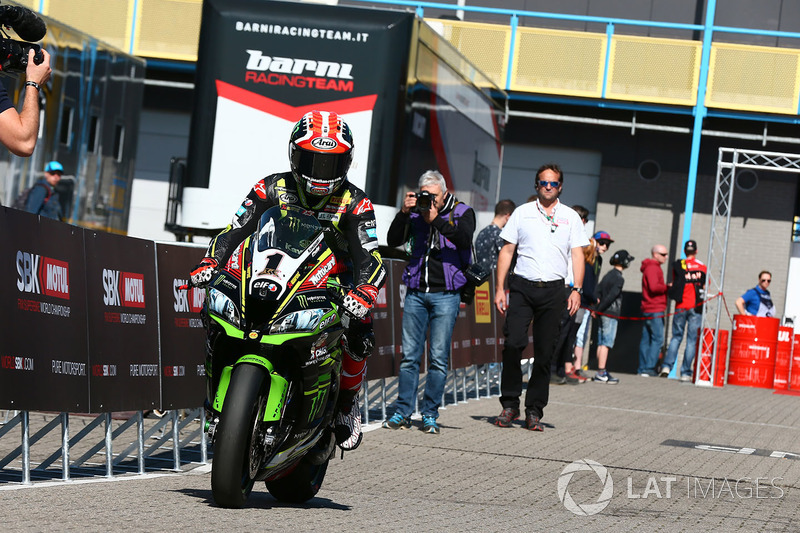 Jonathan Rea, Kawasaki Racing y pilotos en parc ferme