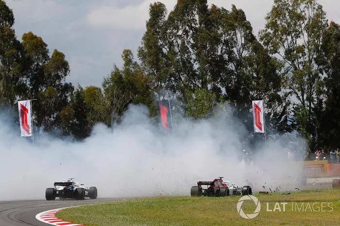 Sergey Sirotkin, Williams FW41 y Marcus Ericsson, Sauber C37, evitan un accidente que involucra a Romain Grosjean, Haas F1 Team VF-18, Nico Hulkenberg, Renault Sport F1 Team R.S. 18. y Pierre Gasly, Toro Rosso STR13