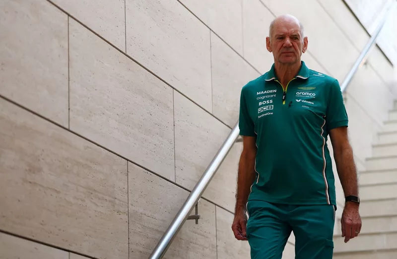 Adrian Newey, partenaire technique d'Aston Martin F1, entre dans le paddock.