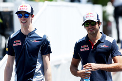 Daniil Kvyat, Scuderia Toro Rosso, und Carlos Sainz Jr., Scuderia Toro Rosso