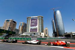 Romain Grosjean, Haas F1 Team VF-17, Felipe Massa, Williams FW40 y Sebastian Vettel, Ferrari SF70H, 