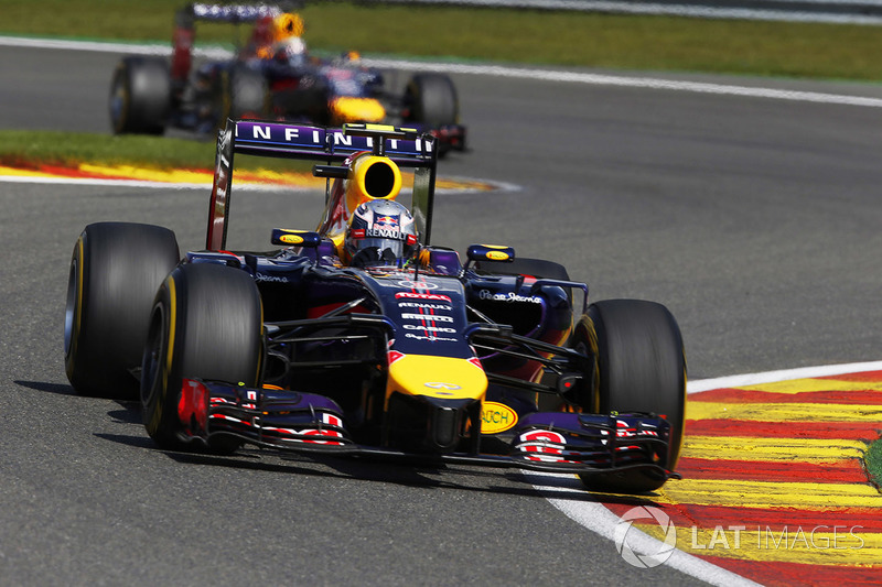 Daniel Ricciardo, Red Bull Racing RB10, lidera a Sebastian Vettel, Red Bull Racing RB10