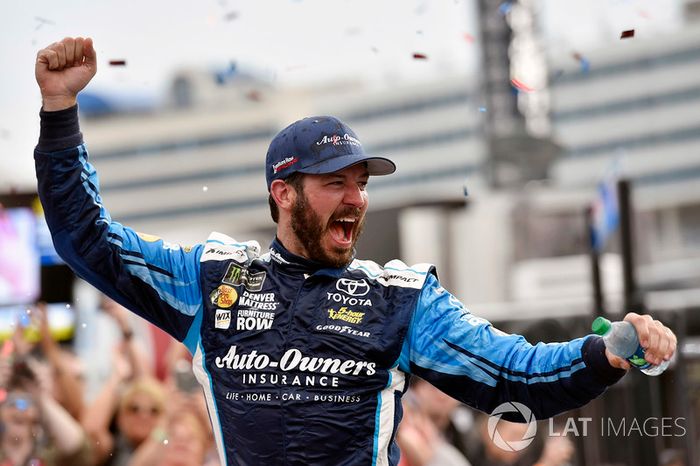 Martin Truex Jr. triunfou em Charlotte na NASCAR Cup neste domingo, garantindo passagem automática para a próxima fase dos playoffs.