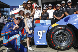 Scott Dixon, Chip Ganassi Racing Honda places the Verizon P1 Pole Award sticker with help from wife