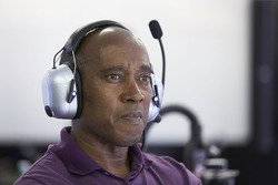 Anthony Hamilton nel garage Mercedes