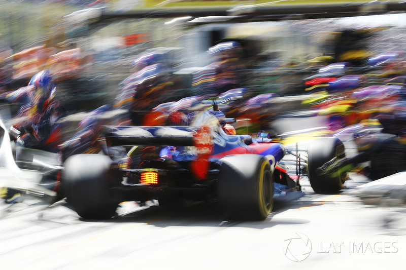 Daniil Kvyat, Scuderia Toro Rosso STR12, pit stop action