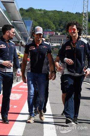 Carlos Sainz Jr., Scuderia Toro Rosso camina por el circuito