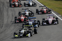 Старт гонки: лидирует Ландо Норрис, Carlin Dallara F317 – Volkswagen