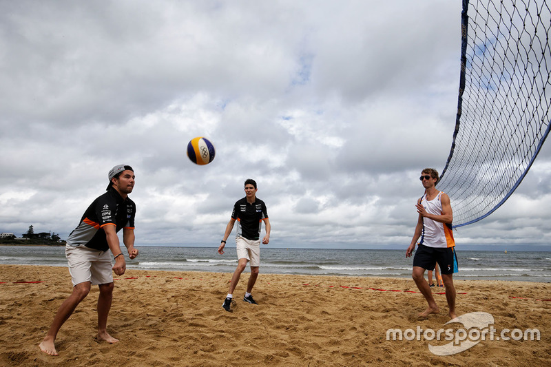 Sergio Pérez, Sahara Force India F1 y Esteban Ocon, Sahara Force India F1 juegan voleibol en la play