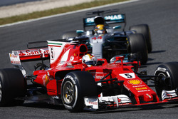 Sebastian Vettel, Ferrari SF70H, Lewis Hamilton, Mercedes AMG F1 W08