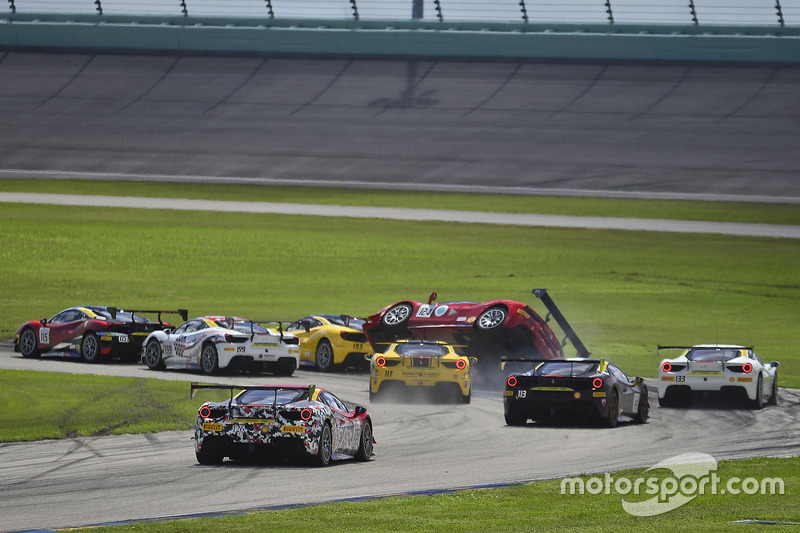 #117 The Collection Ferrari 488 Challenge: Amir Kermani, #124 Ferrari of Long Island Ferrari 488 Challenge: Jerome Jacalone, crash