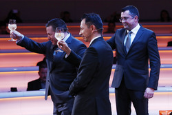 Yusuke Hasegawa, cadre supérieur, Honda, Zak Brown, directeur exécutif du McLaren Technology Group, and Eric Boullier, directeur de la compétition, McLaren, portent un toast à la McLaren MCL32
