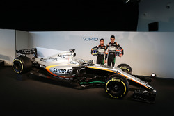 Sergio Perez en Esteban Ocon, Sahara Force India F1 Team met de Sahara Force India F1 VJM10