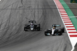 Romain Grosjean, Haas F1 Team VF-17, Lewis Hamilton, Mercedes AMG F1 F1 W08 battle for position