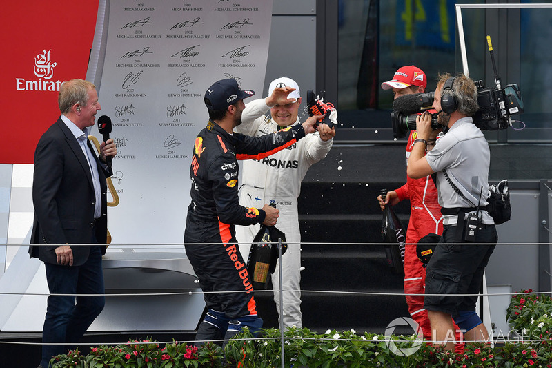 Переможець гонки гонки Валттері Боттас, Mercedes AMG F1, робить "шое", друге місце Себастьян Феттель, Ferrari, третє місце Даніель Ріккардо, Red Bull Racing, на подіумі
