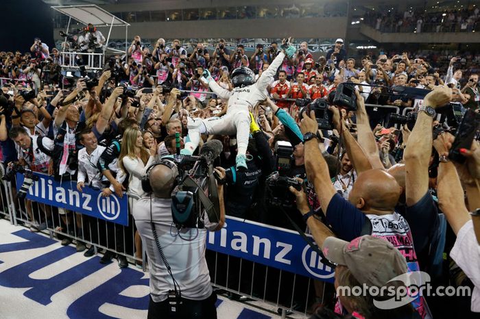 Segundo lugar y nuevo campeón mundial Nico Rosberg, de Mercedes AMG Petronas F1 celebra en parc ferme