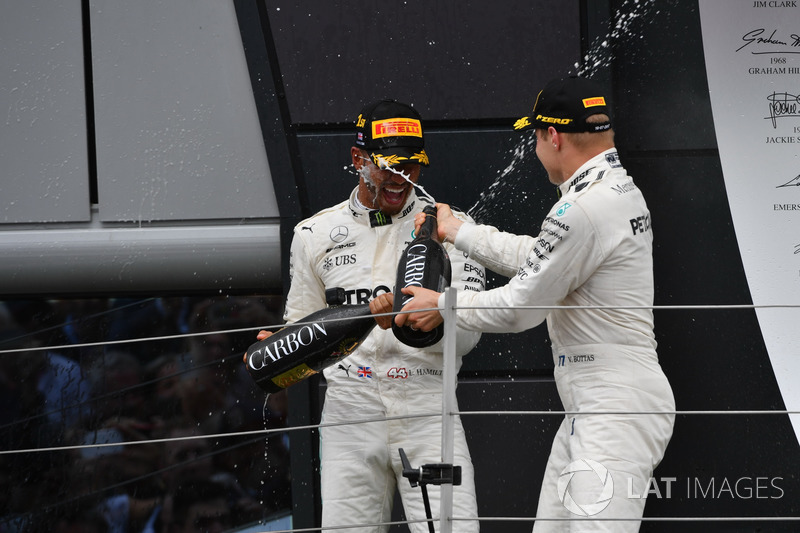 Ganador de la carrera Lewis Hamilton, Mercedes AMG F1 celebra y Valtteri Bottas, Mercedes AMG F1 cel