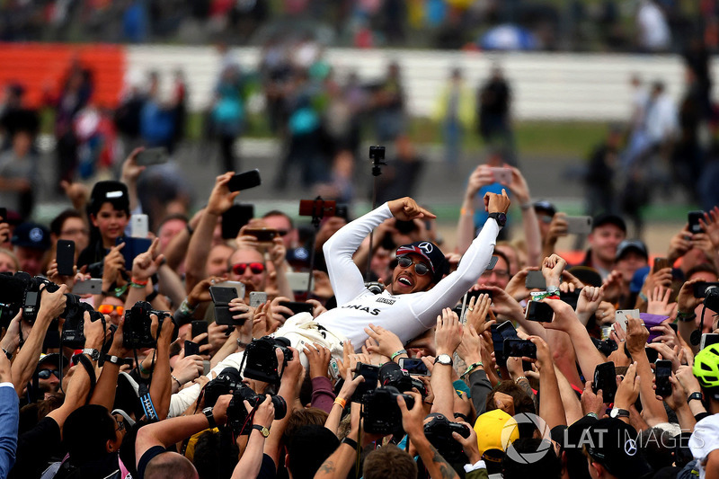 Lewis Hamilton a rajongókkal - Silverstone