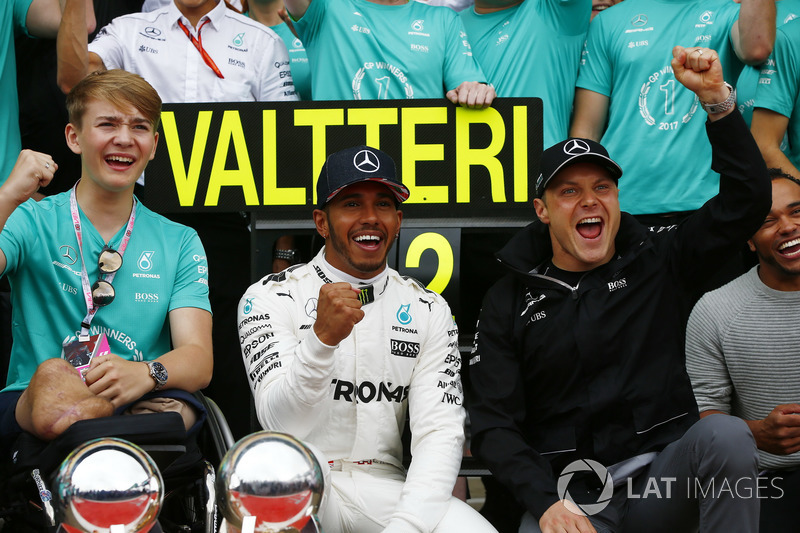 Race winner Lewis Hamilton, Mercedes AMG F1, celebrates with Billy Monger and the team