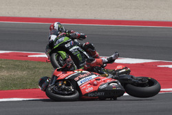 Chute de Chaz Davies, Ducati Team, et Jonathan Rea, Kawasaki Racing