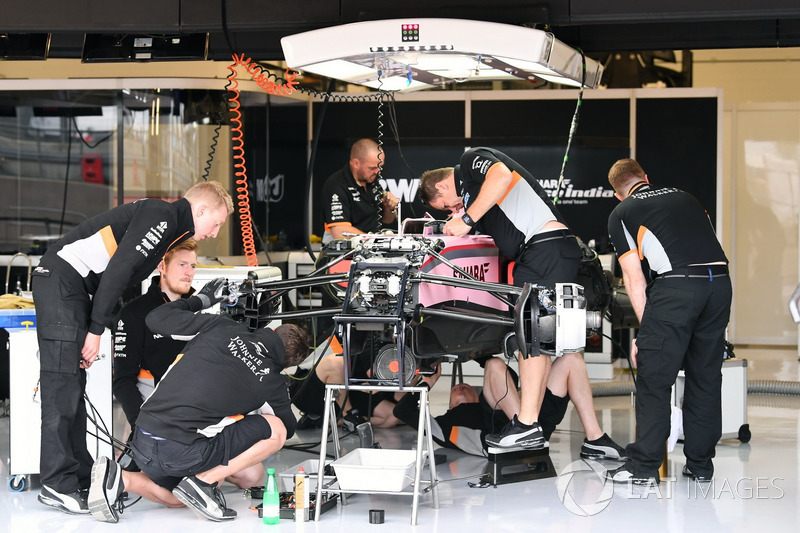 Une Sahara Force India VJM10 dans le garage