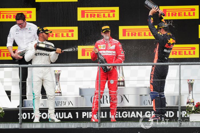 Podium: segundo, Sebastian Vettel, Ferrari, Lewis Hamilton, Mercedes AMG F1, tercero, Daniel Ricciardo, Red Bull Racing