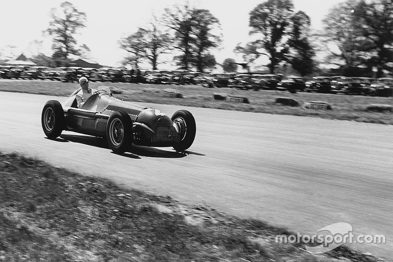 A Alfa Romeo para sempre será histórica para a F1. Foi ela que construiu o primeiro carro campeão do mundo, o 158, no ano de 1950.