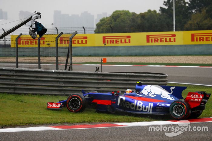 Carlos Sainz Jr., Scuderia Toro Rosso STR12, gira al inicio