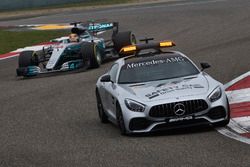 Safety Car delante de Lewis Hamilton, Mercedes AMG F1 W08