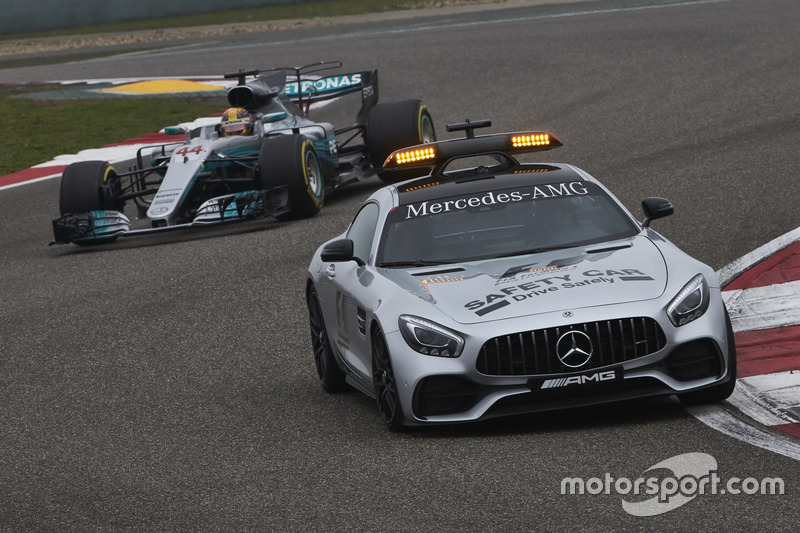 Safety Car delante de Lewis Hamilton, Mercedes AMG F1 W08